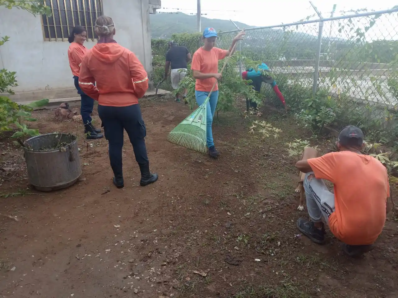Image from @PCAD_Sucre_Ve: 📸 | La Brigada de Mantenimiento de Protección Civil en el *municipio ...