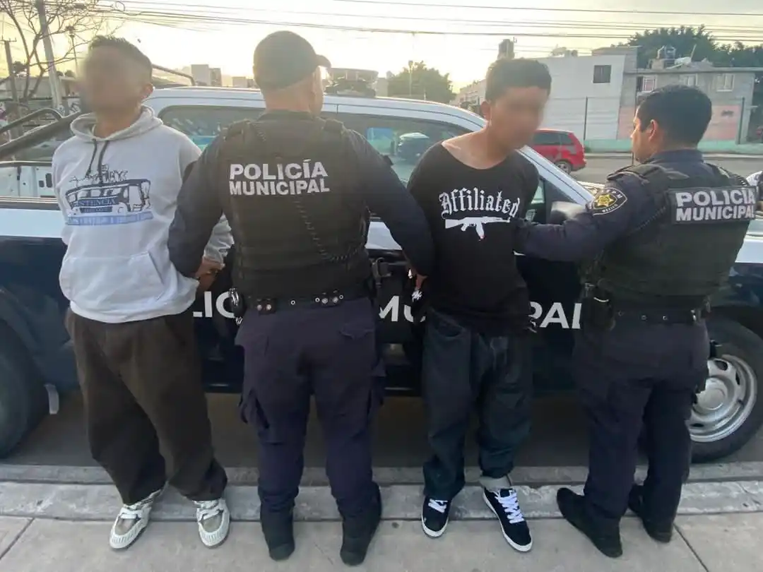 Image from Radar News Querétaro : 🚔🔫🔴 ¡Caen ladrones ärmädos! Robo en tienda de conveniencia en la Co...