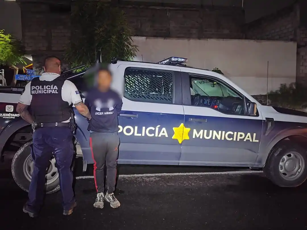 Image from Radar News Querétaro : 🚖📲‼️¡DETENIDO! SUJETO QUE INTENTÓ ROBAR EL VEHÍCULO A UN CONDUCTOR D...