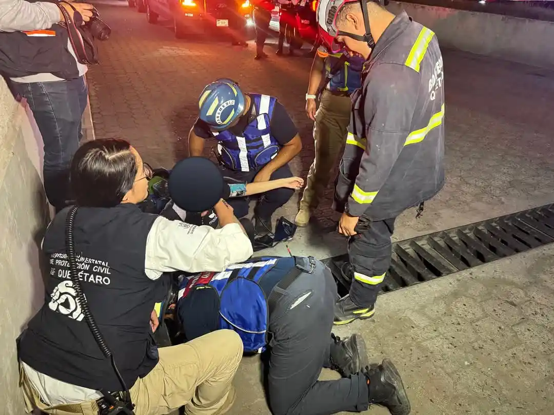 Image from Radar News Querétaro : 🕳️⚠️👣 SE LE ATORA EL PIE EN UNA ALCANTARILLA EN LA COL. SAN PABLO🔴...