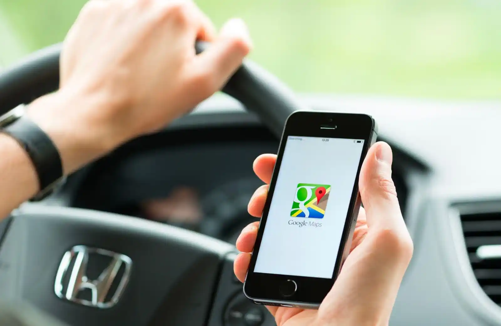 Image from TF1 Info: 😬 *Une erreur de Google Maps provoque le chaos sur le réseau routier ...