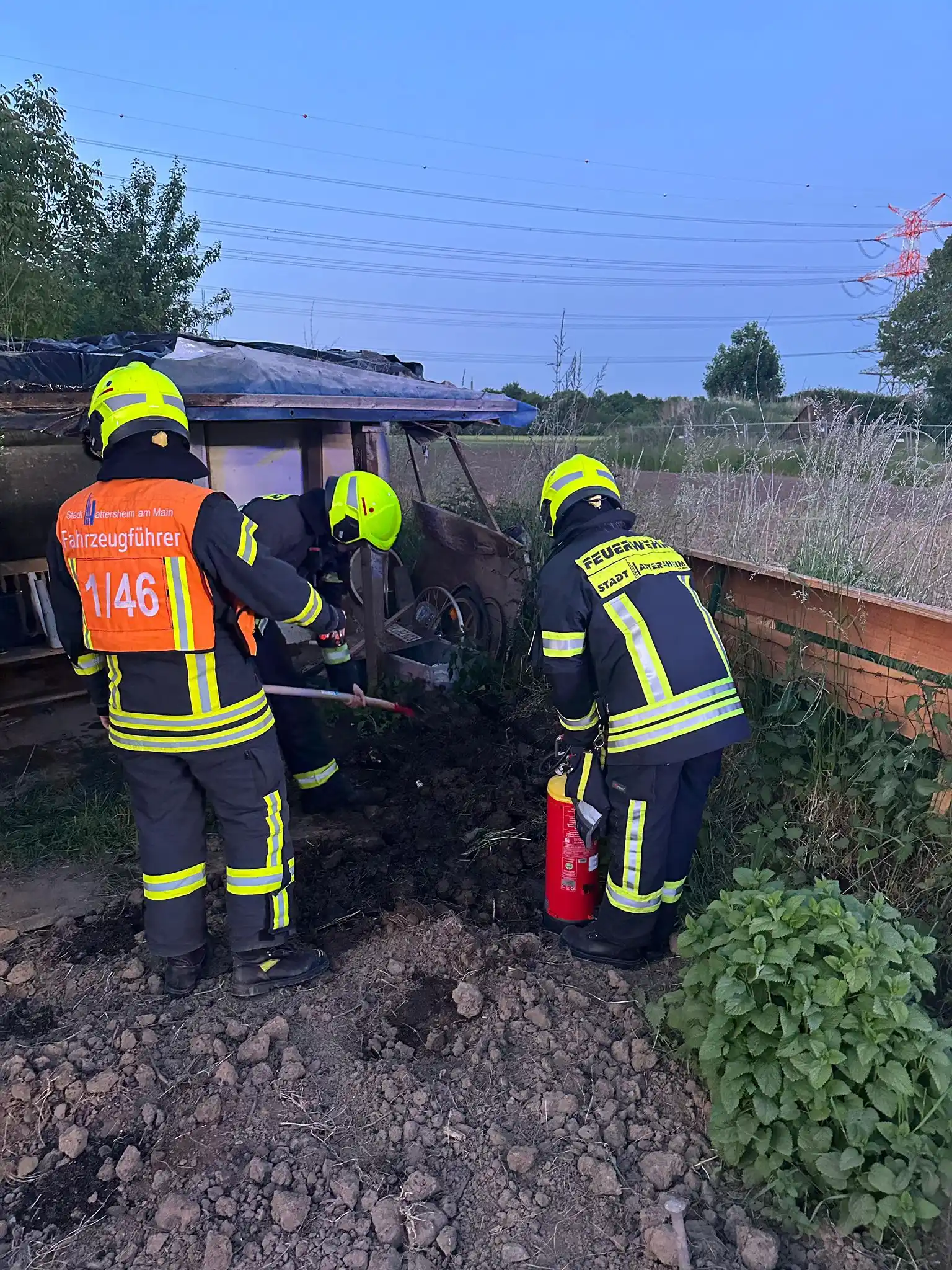 Image from Feuerwehren der Stadt Hattersheim am Main: Zu einem Gartenhüttenbrand wurden wir am Dienstagabend um 21:07 Uhr in...