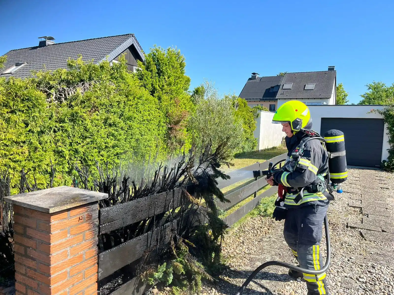 Image from Feuerwehren der Stadt Hattersheim am Main: Zu einer brennenden Hecke wurden wir am Dienstagvormittag um 09:59 Uhr...