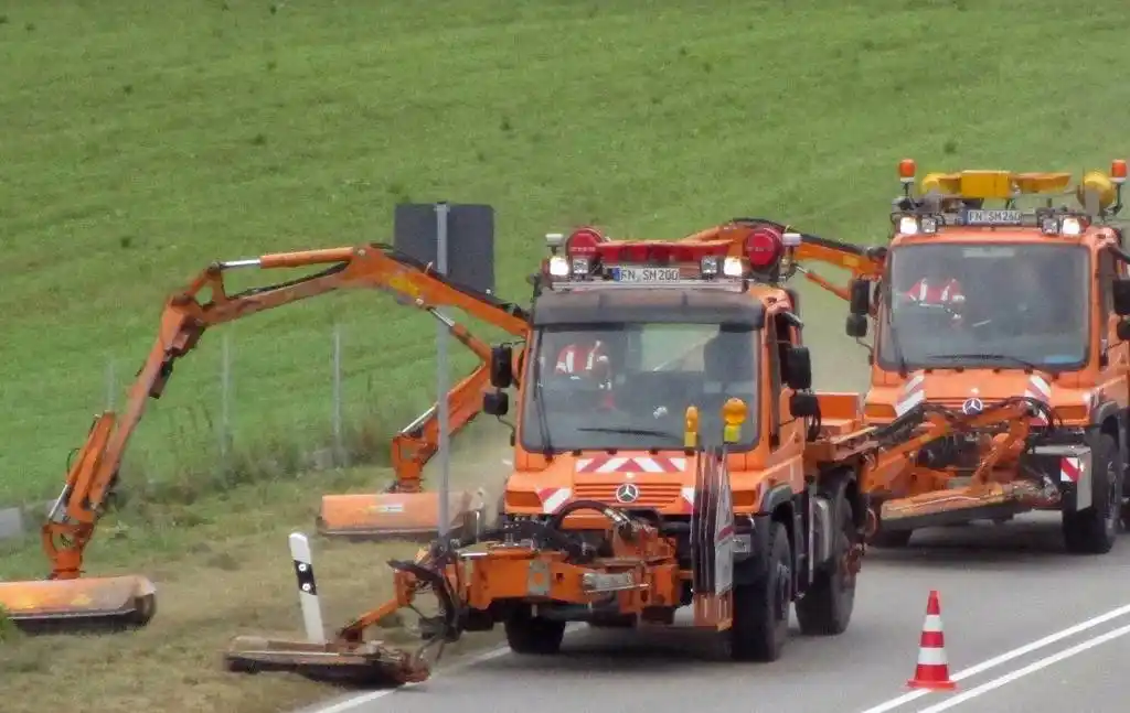 Image from Landratsamt Bodenseekreis: Mäharbeiten: Abendliche Verkehrsbehinderungen auf der B31 zwischen Übe...