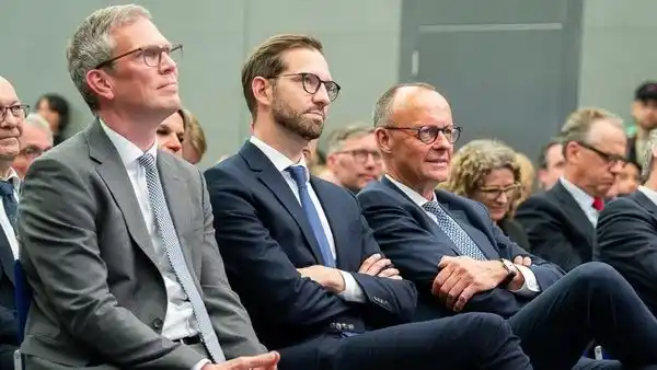 Image from WP Herdecke & Wetter – Westfalenpost: *Nah dran an Merz und Co.: Herdecker ist Regierungssprecher* Sebastian...