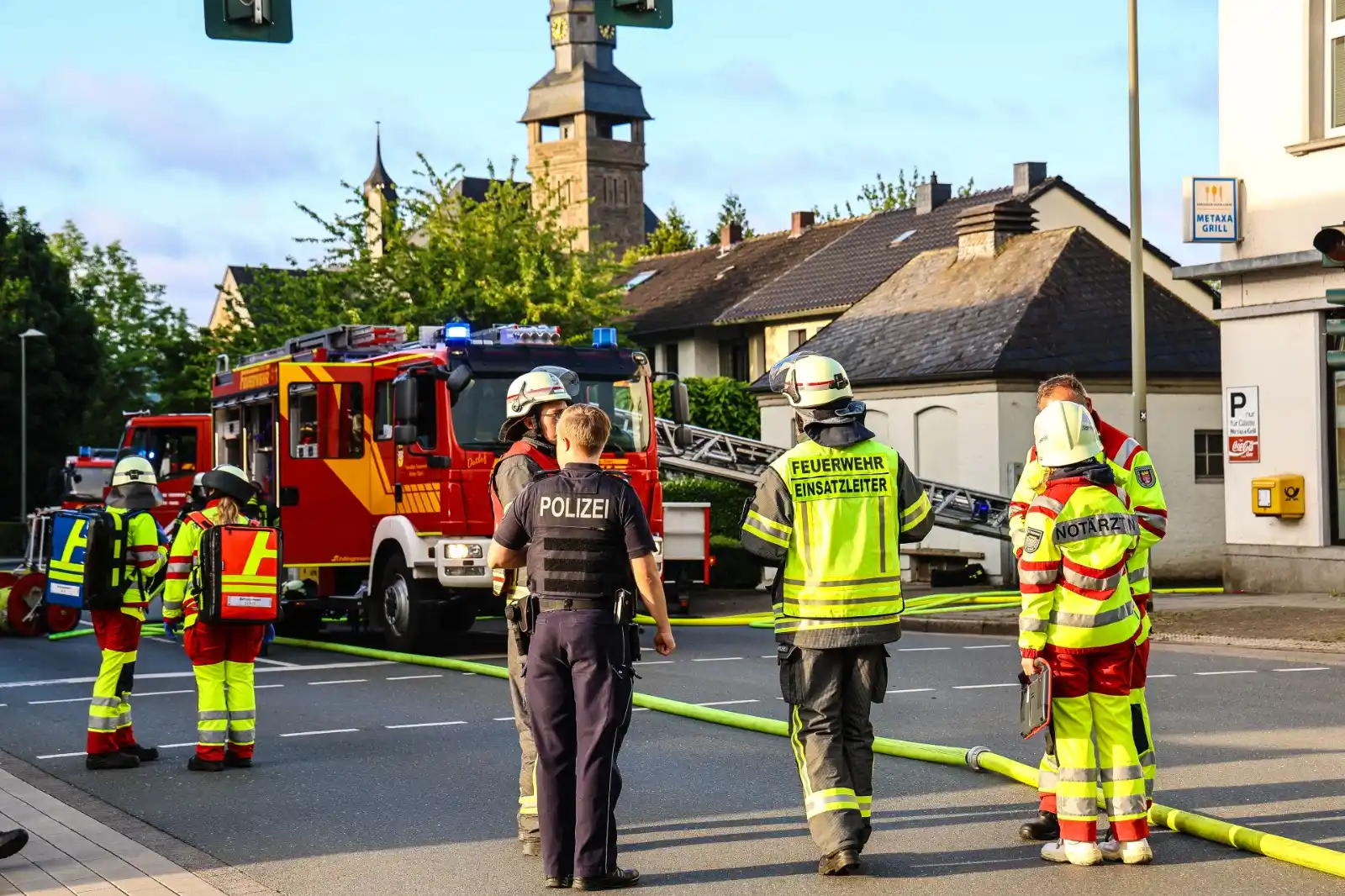 Image from WP Herdecke & Wetter – Westfalenpost: *Tödlicher Brand: Autofahrer ignorieren Sperrung* Am Rande des tödlich...