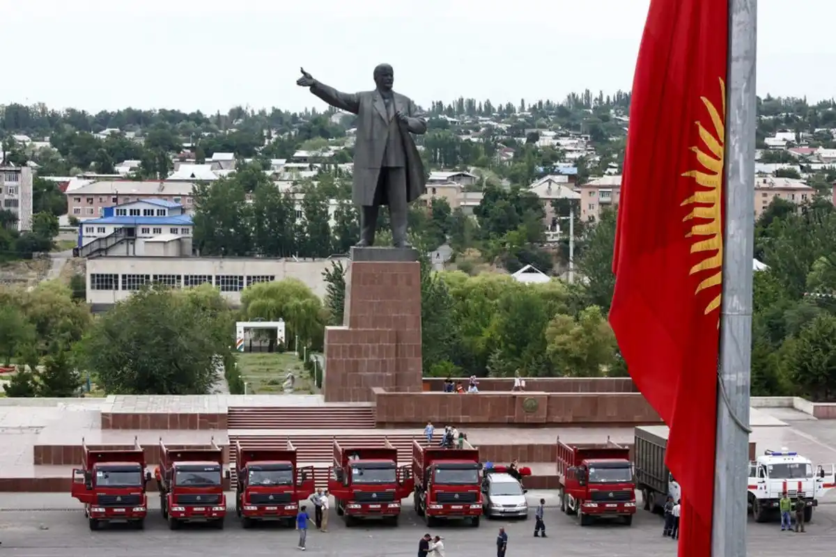 Image from Xəbər Oxu: Vladimir Leninin Qırğızıstanın Oş şəhərinin mərkəzi meydanında yerləşə...