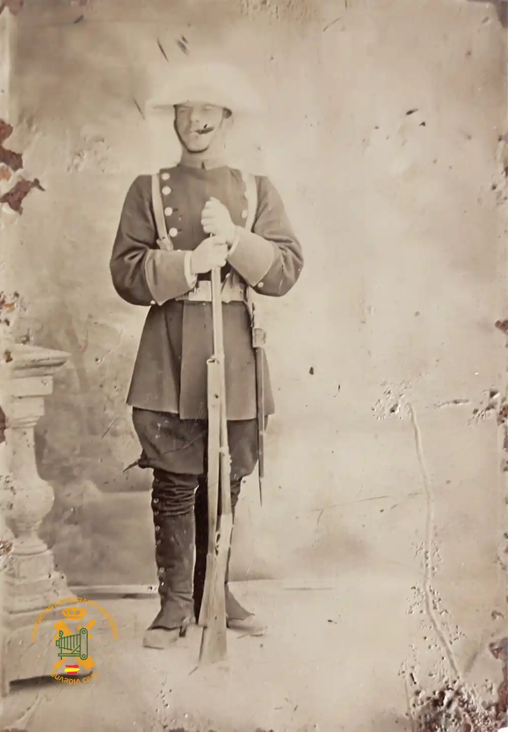 Image from Centro de Fotografía Histórica de la Guardia Civil (CEFO): 📸 Ferrotipo de estudio (Madrid, ca. 1887) 🧑✈️ Guardia Civil Alonso ...