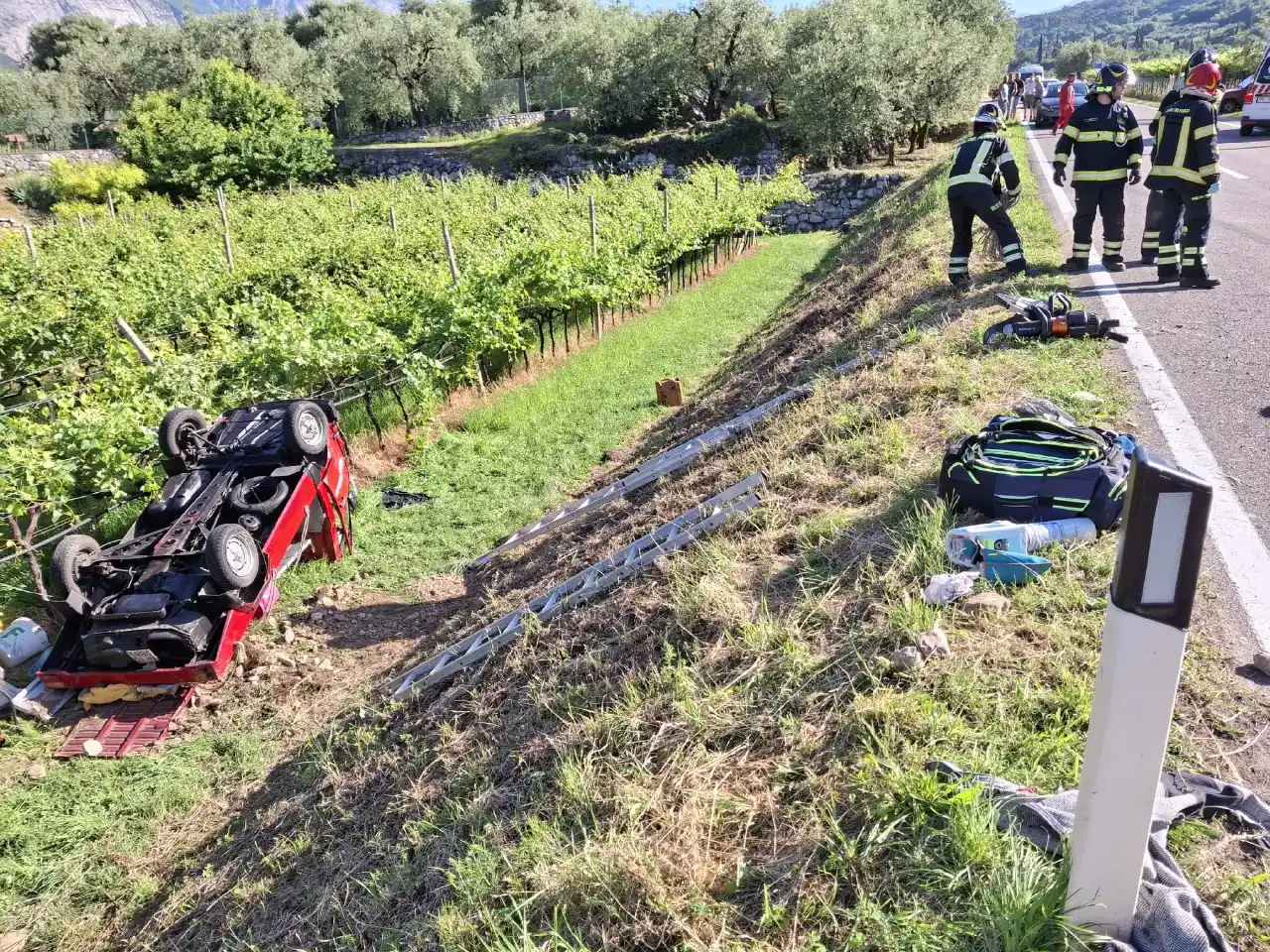Image from La Busa: 🔖 Incidente tra Dro e Drena: furgone si ribalta in un vigneto, due fe...