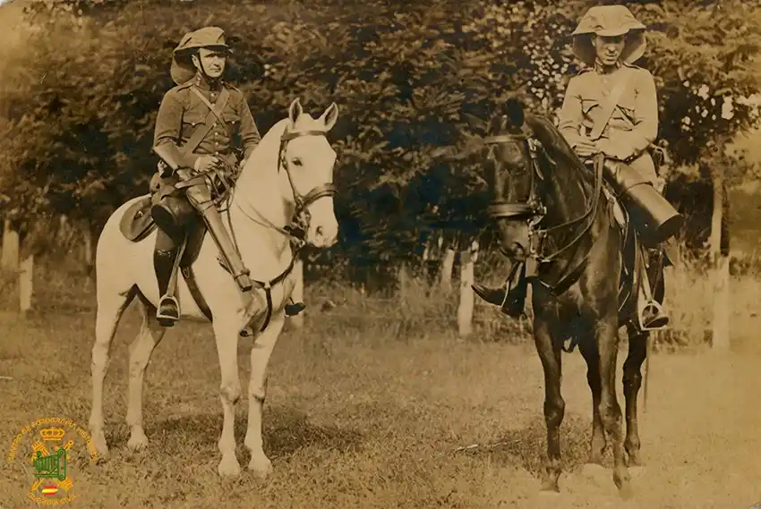 Image from Centro de Fotografía Histórica de la Guardia Civil (CEFO): 📸 Verano de 1930 | San Sebastián (Guipúzcoa) 🐎 Dos guardias civiles ...