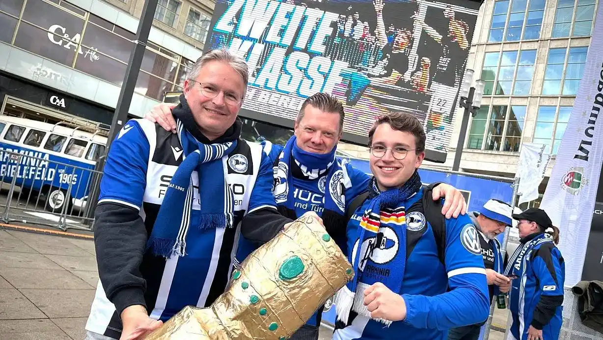 Image from NW Bielefeld: ➡️ *Arminia Bielefeld im Pokalfieber:* Fans feiern in Berlin vor dem g...