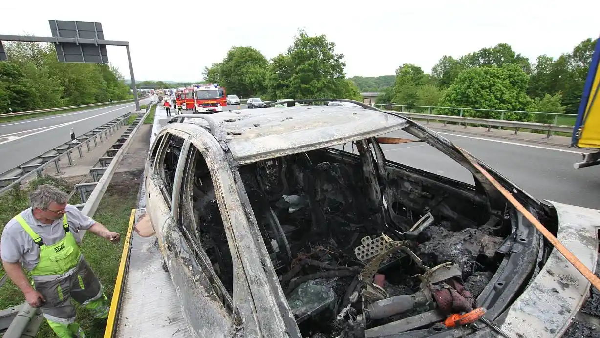 Image from NW Bielefeld: ➡️ *Brennendes Auto sorgt für Stau auf dem OWD:* Mitten im Berufsverke...
