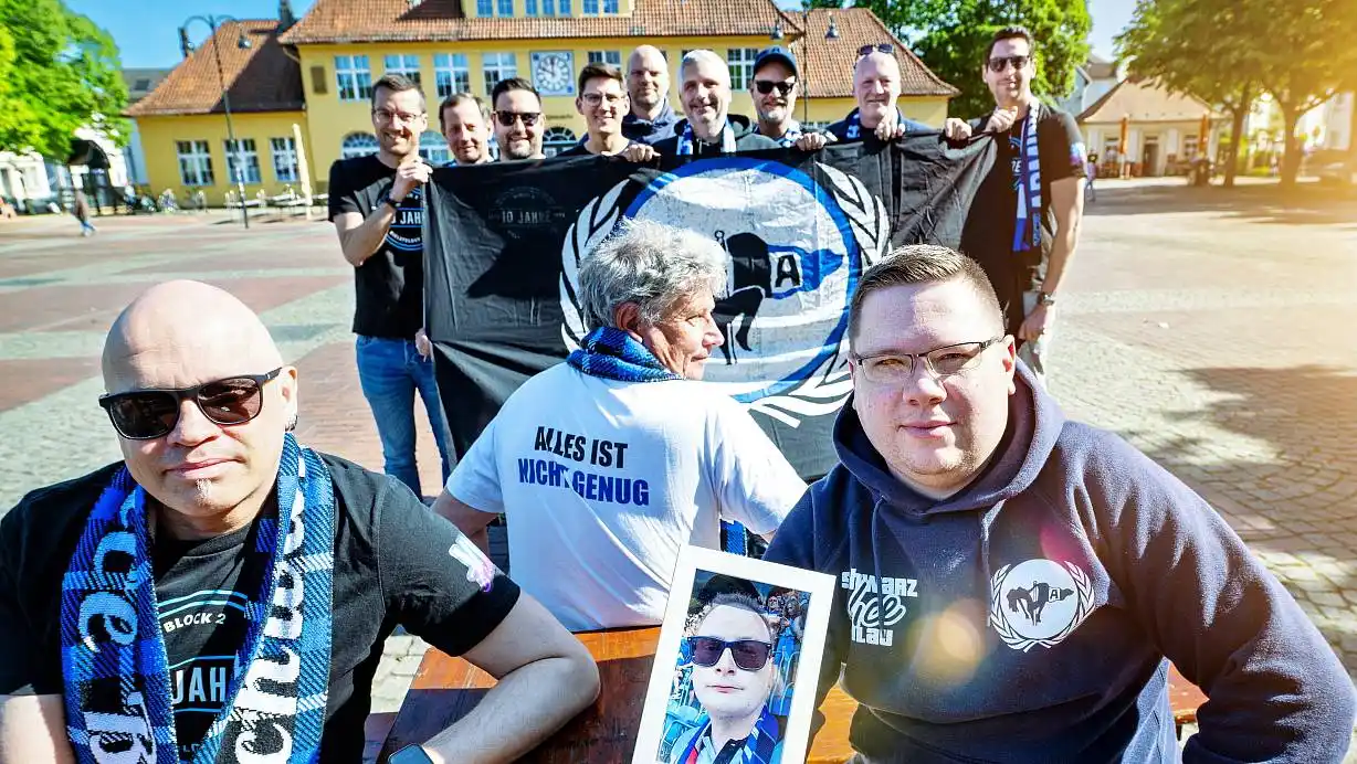 Image from NW Bielefeld: ➡️ *Gedenkaktion für verstorbenen Arminia-Fan:* Fanclub „Schwarz Vice ...