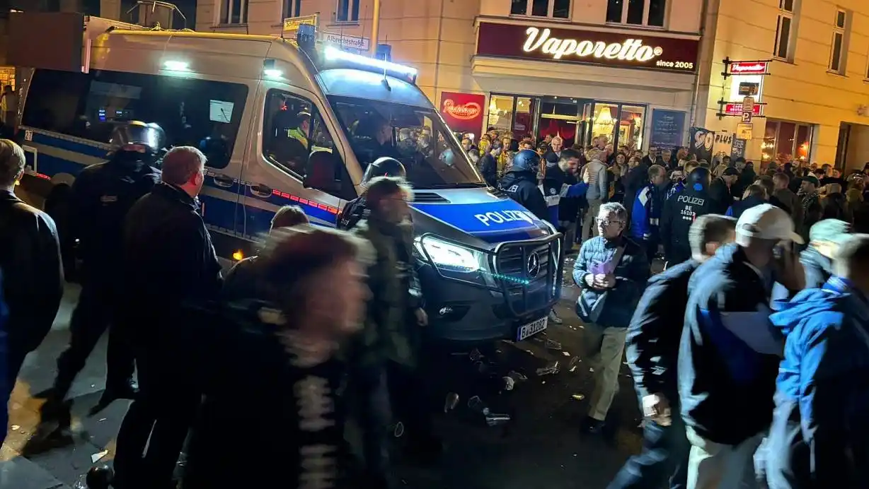 Image from NW Bielefeld: ➡️ *Polizeieinsatz gegen Arminia-Fans in Berlin sorgt für Empörung:* H...