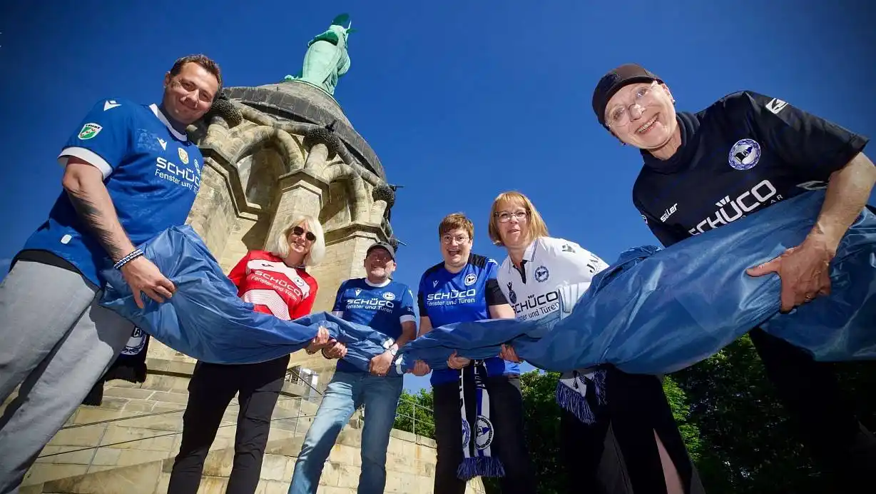 Image from NW Bielefeld: ➡️ *XXL-Arminia-Trikot ziert Hermannsdenkmal:* Spektakuläre Aktion in ...