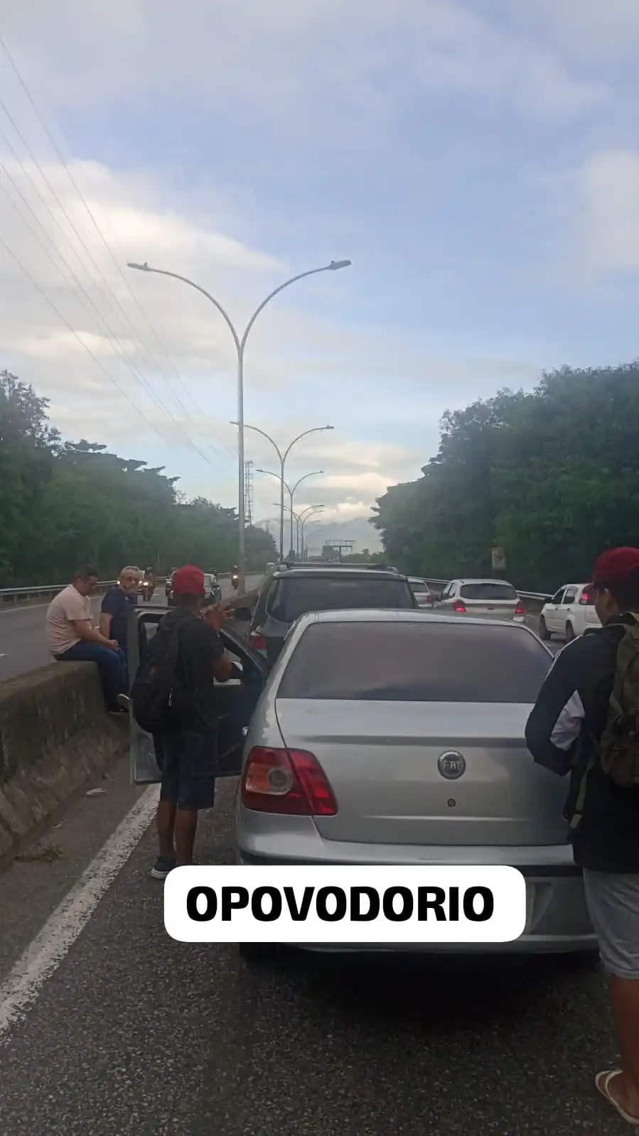 Image from O Povo do Rio .'.: ACIDENTE OCUPA UMA FAIXA DA LINHA VERMELHA Uma faixa da Linha Vermel...