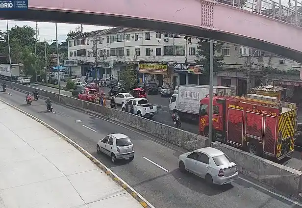 Image from Centro de Operações e Resiliência (COR-Rio): *ACIDENTE COM MOTO E INTERDIÇÃO NA AVENIDA BRASIL* O Centro de Operaç...