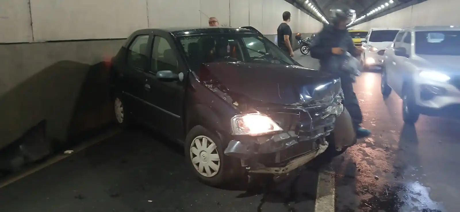 Image from Centro de Operações e Resiliência (COR-Rio): *ACIDENTE NO TÚNEL REBOUÇAS* Atenção, motorista! Uma faixa da segunda...