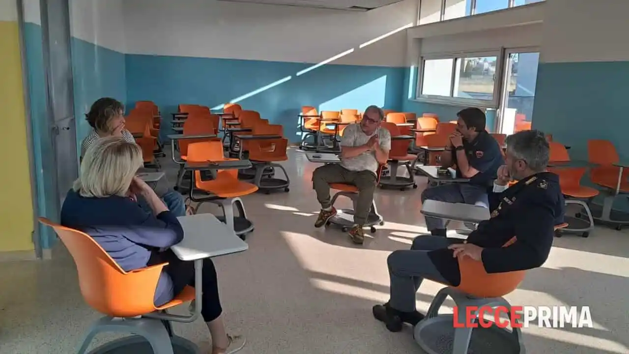 Image from LeccePrima.it: Baby gang e bullismo: incontro a scuola con genitori ma se ne presenta...