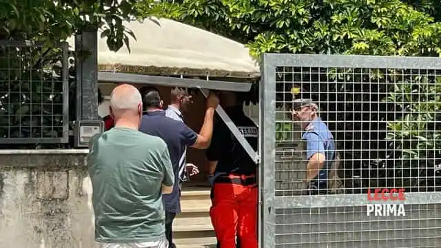 Image from LeccePrima.it: Chiama i soccorsi: “Ho sparato in testa a mia moglie. L’ho uccisa”. Fe...