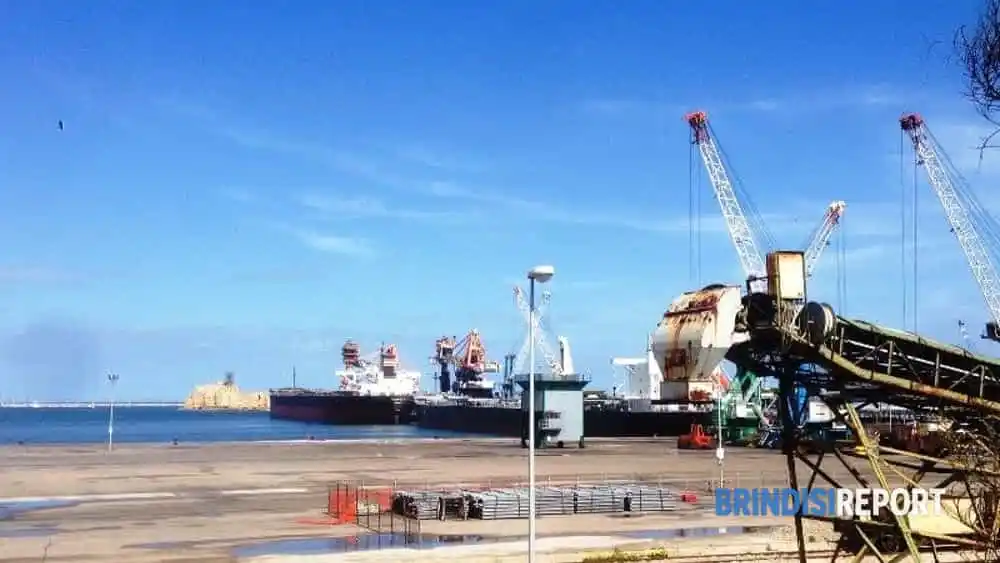 Image from LeccePrima.it: Denaro e regali per evitare i controlli al porto: anche due finanzieri...