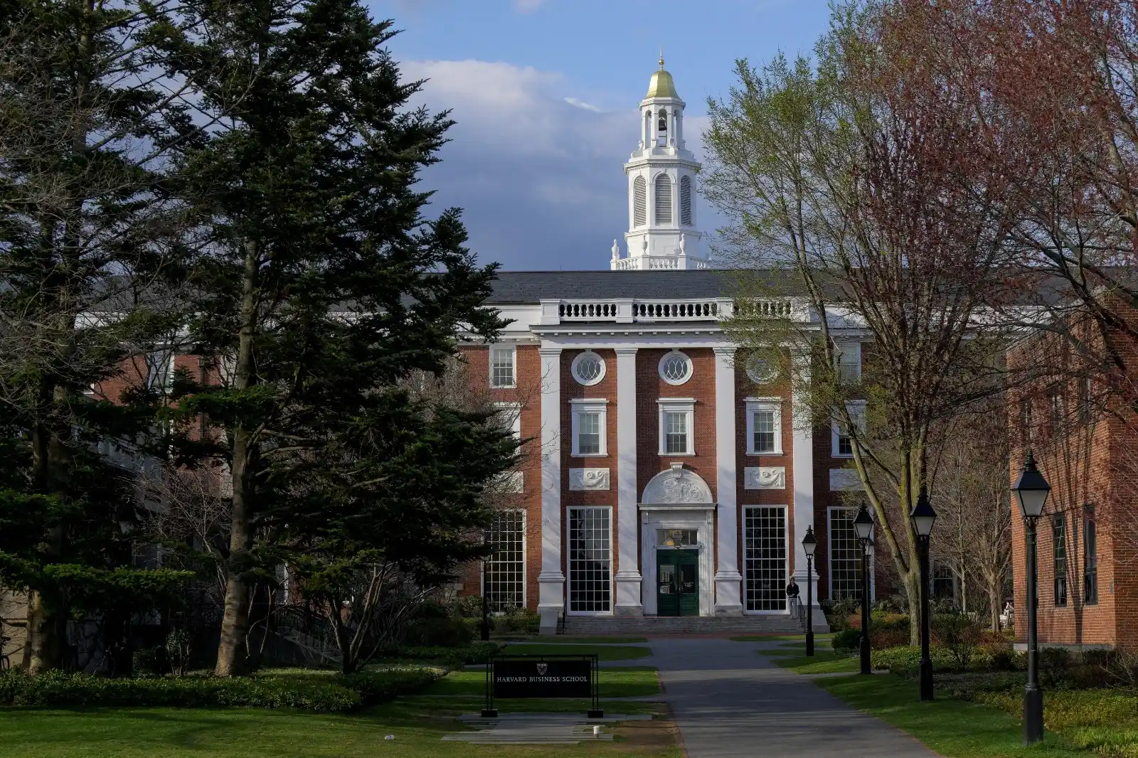 Image from FAZ: Hallo zusammen, *jetzt will Donald Trump der Eliteuni Harvard auch fi...