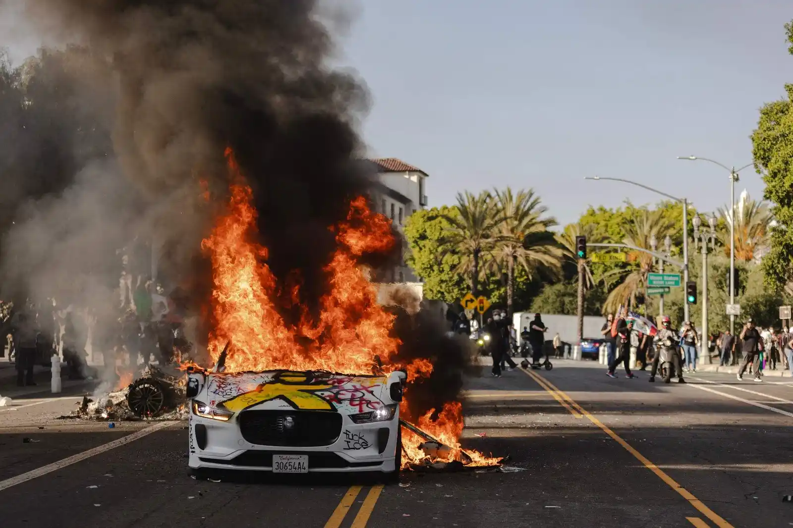 Image from FAZ: Hallo zusammen! 🇺🇸 Die *Tumulte in Los Angeles* spielen dem US-Prä...