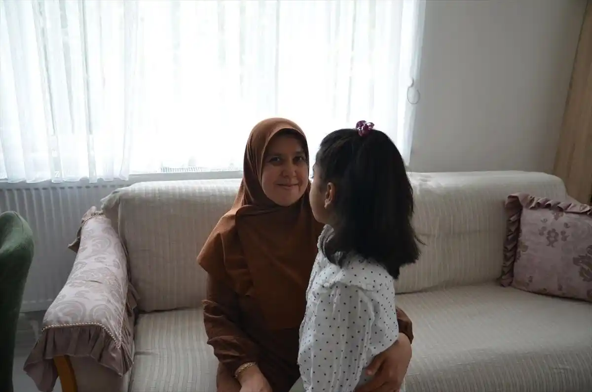 Image from Mynet: 🔴 Konya'da bir çocuk annesi Esra Sarıcaoğlu, annesini doğumda kaybed...