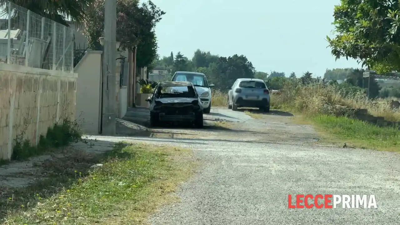 Image from LeccePrima.it: Scoppia incendio in piena notte, resta distrutta l’autovettura di una ...