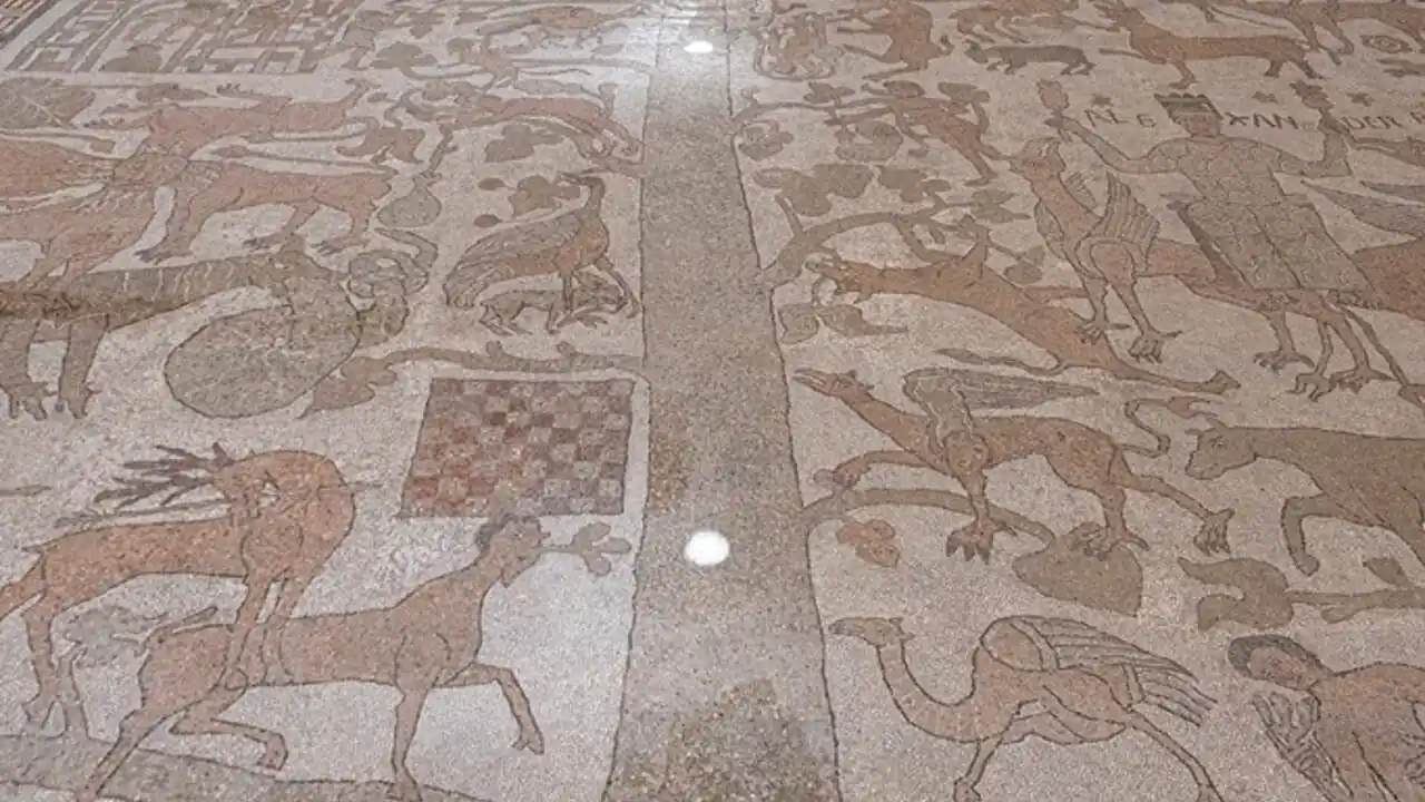 Image from LeccePrima.it: Solstizio d'estate, i raggi del sole sull'antico mosaico della cattedr...