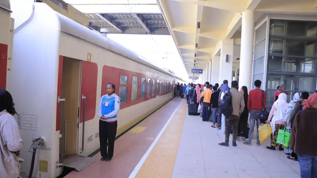 Image from Ethio-Djibouti Railway Share Company (EDR): ዛሬ ከኢትዮጵያ ፌዴራላዊ ዲሞክራሲያዊ ሪፐብሊክ የውጭ ጉዳይ ኢንስቲትዩት የመጡት መንገደኞች ባቡርን ምርጫቸው አ...