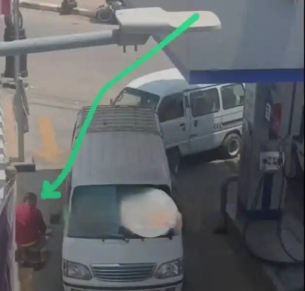Image from قال إنما أشكو بثي و حزني الى الله...🤍: السواق دا شوفته بالصدفه داخل يحط بنزين لاقي المحطة واقفه موقتا فرش جن...
