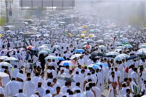 Image from الصحوة نت: *ضيوف الرحمن يتوافدون على مشعر منى لرمي جمرة العقبة* الصحوة نت - مت...