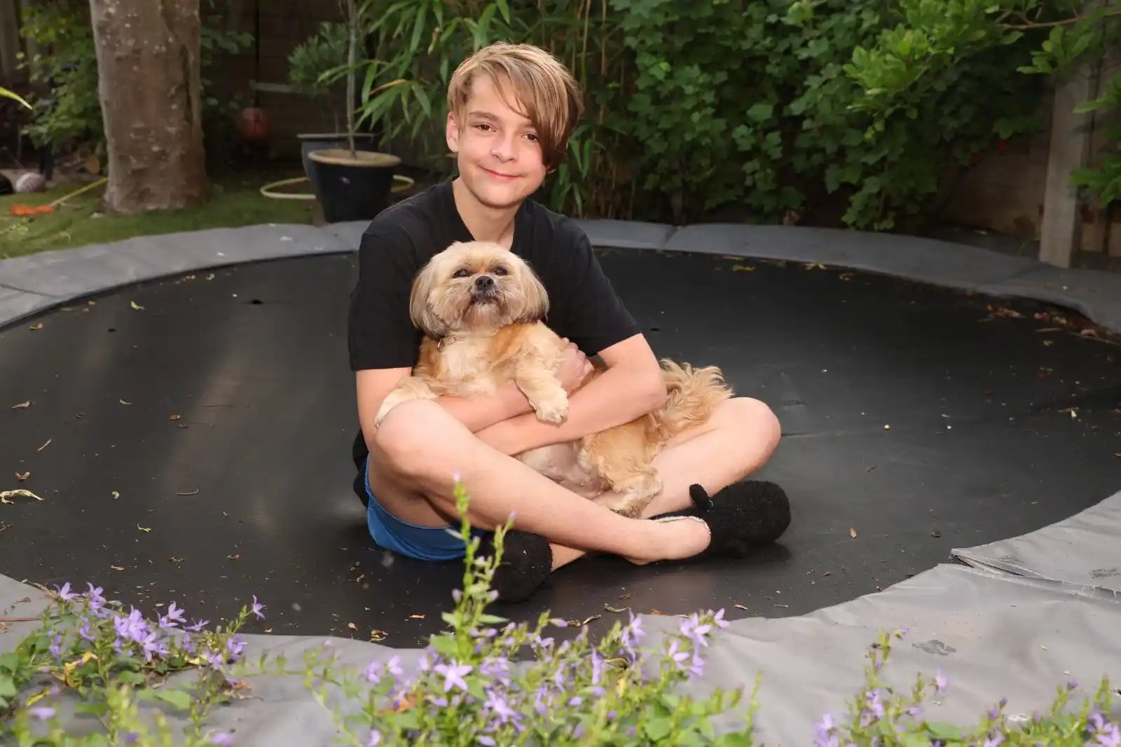 Image from De Stentor: *Gijs (12) is mantelzorger voor zijn thuiszittende zussen* ❤️  De beid...