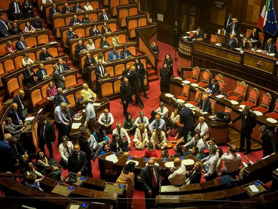 Image from Domani: *Il decreto sicurezza è legge. Il Senato conferma la fiducia, le oppos...