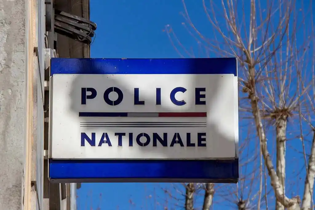 Image from Actu17: Marseille : Un homme en garde à vue fracture la main d'un policier, 48...