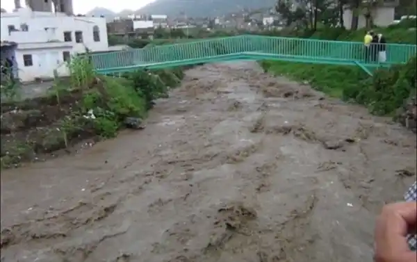 Image from الصحوة نت: *وفاة شخص وإصابة آخرين إثر جرف سيول الأمطار سيارة كانت تقلهم في إب*   ...