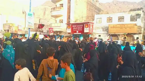 Image from الصحوة نت: *رغم قرار المنع.. عشرات النساء يتظاهرن في عدن للتنديد بتدهور الخدمات* ...