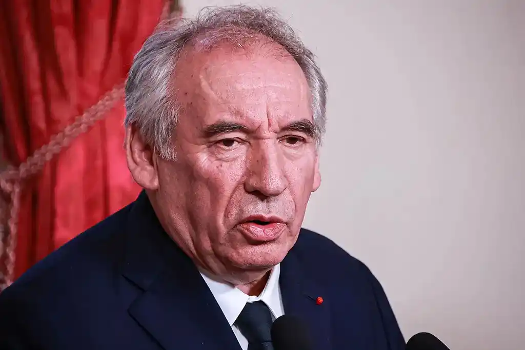 Image from Actu17: Surveillante tuée à Nogent : François Bayrou veut expérimenter les por...