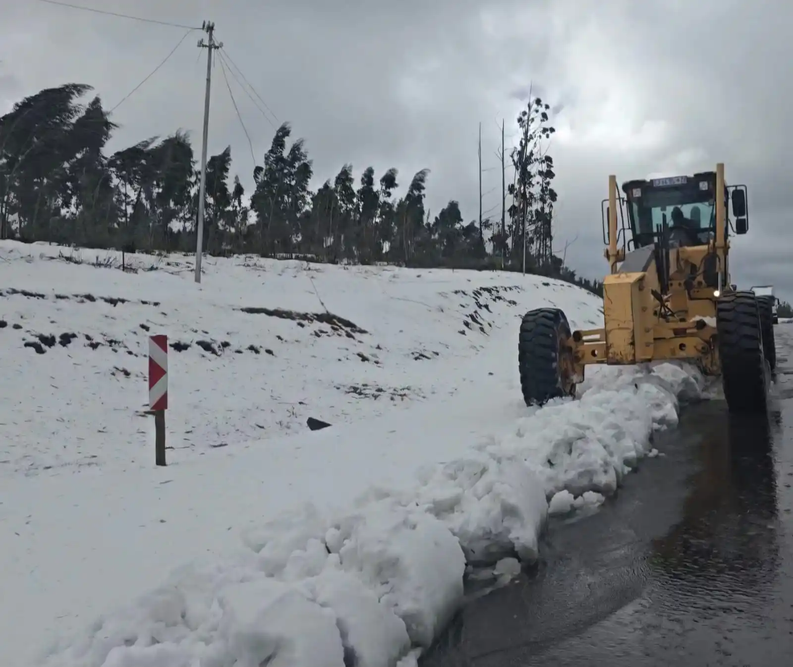Image from LIVE TRAFFIC & Road incidents Channel: *Historic as snow is successfully removed along the N2 (R56) between ...