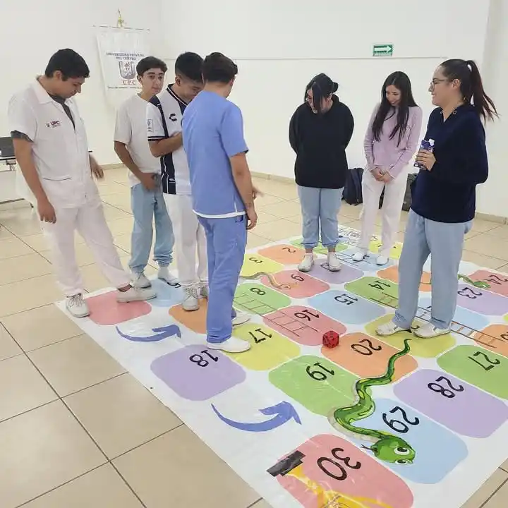 Image from Universidad Privada Del Centro: 🦷 🎲 Alumnos de la Licenciatura en <a class="text-blue-500 hover:unde...
