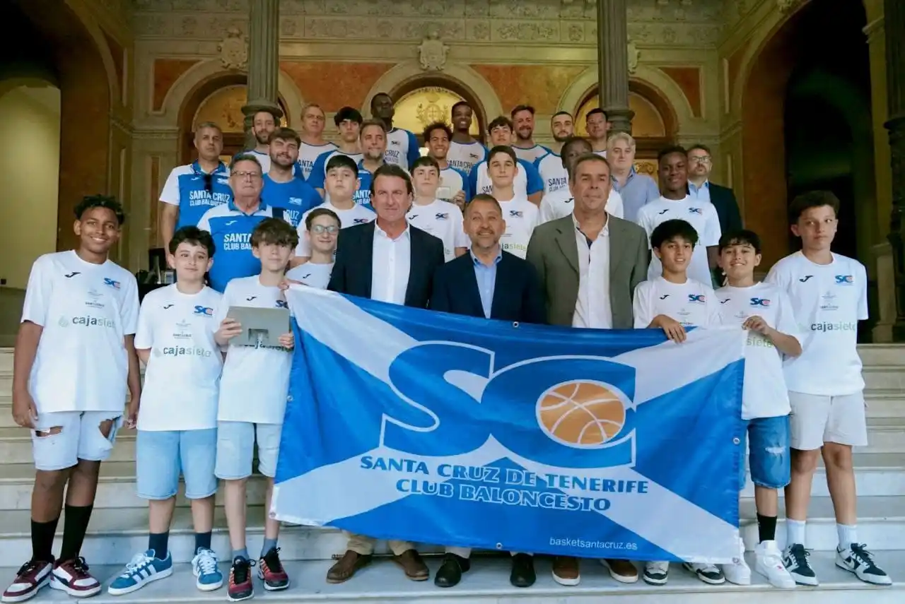 Image from Prensa - Ayuntamiento de Santa Cruz de Tenerife: 👉 *El Ayuntamiento recibe al Club Baloncesto Santa Cruz tras su ascen...