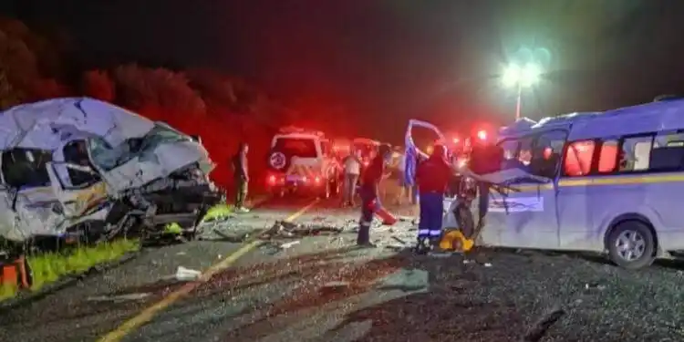 Image from Central News South Africa: 🔴Five Killed in N2 Minibus Crash Near Cintsa as Adverse Weather Wreak...