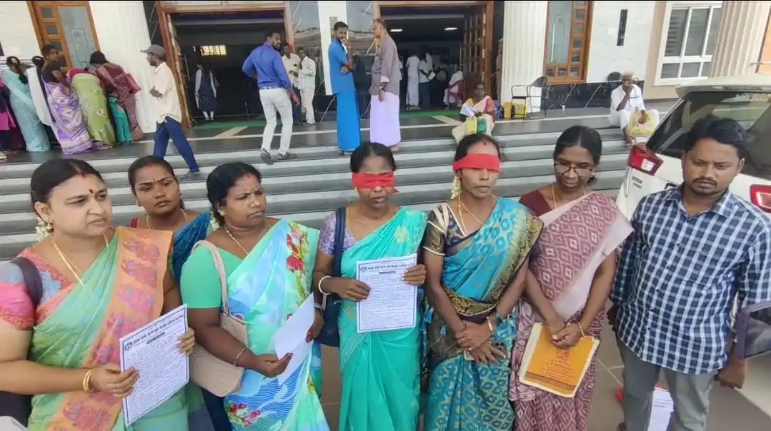 Image from The Great India News: கண்களில் சிவப்பு துணியுடன் போராட்டம் நடத்திய இடைநிலை ஆசிரியர்கள் ht...