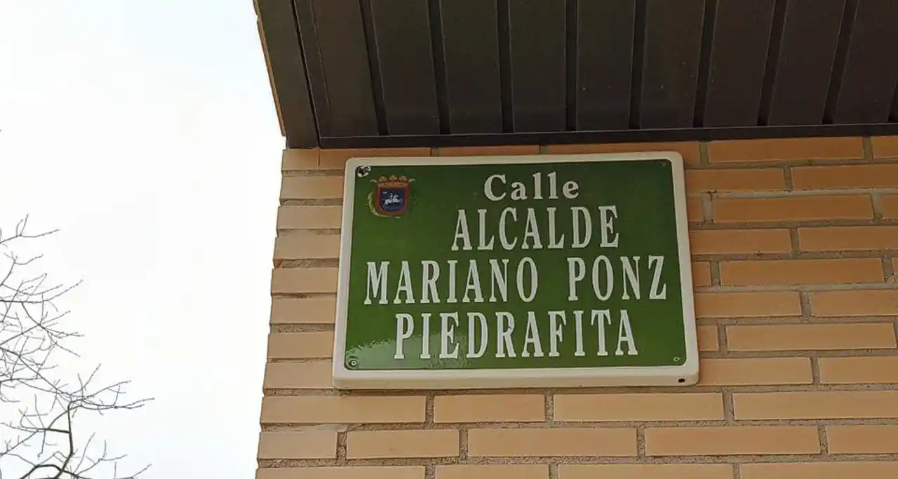Image from ARAINFO: "La memoria democrática mancillada de nuevo en la plaza del Ayuntamien...