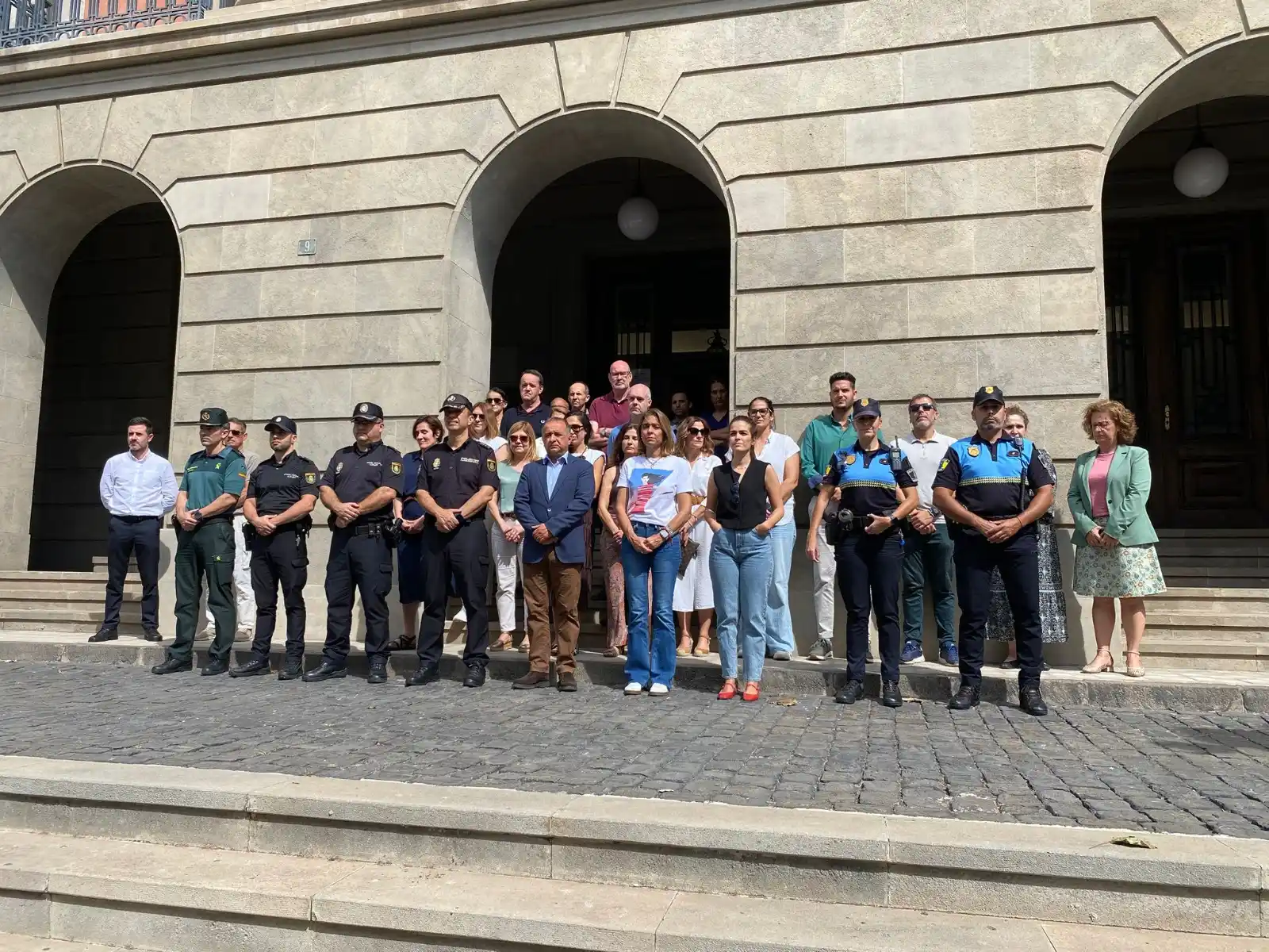 Image from Prensa - Ayuntamiento de Santa Cruz de Tenerife: 👉🏽 *Santa Cruz se suma al minuto de silencio por el asesinato de una...