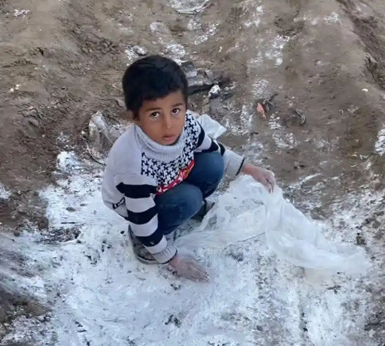 Image from MOLHAM TEAM - فريق ملهم التطوعي: في عالمٍ عادلٍ يا صغيري، كنتَ ستلهو بألعابك بدل أن تجمعَ بقايا الطحين ...