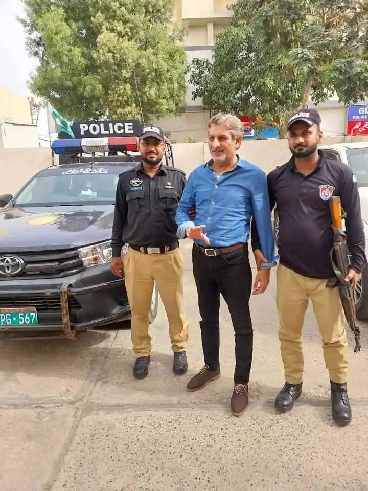 Image from Zaraye News: گرفتاری کی خبر کے بعد سلمان فاروقی خود ڈرائیو کرتے ہوئے پولیس افسر کے ...