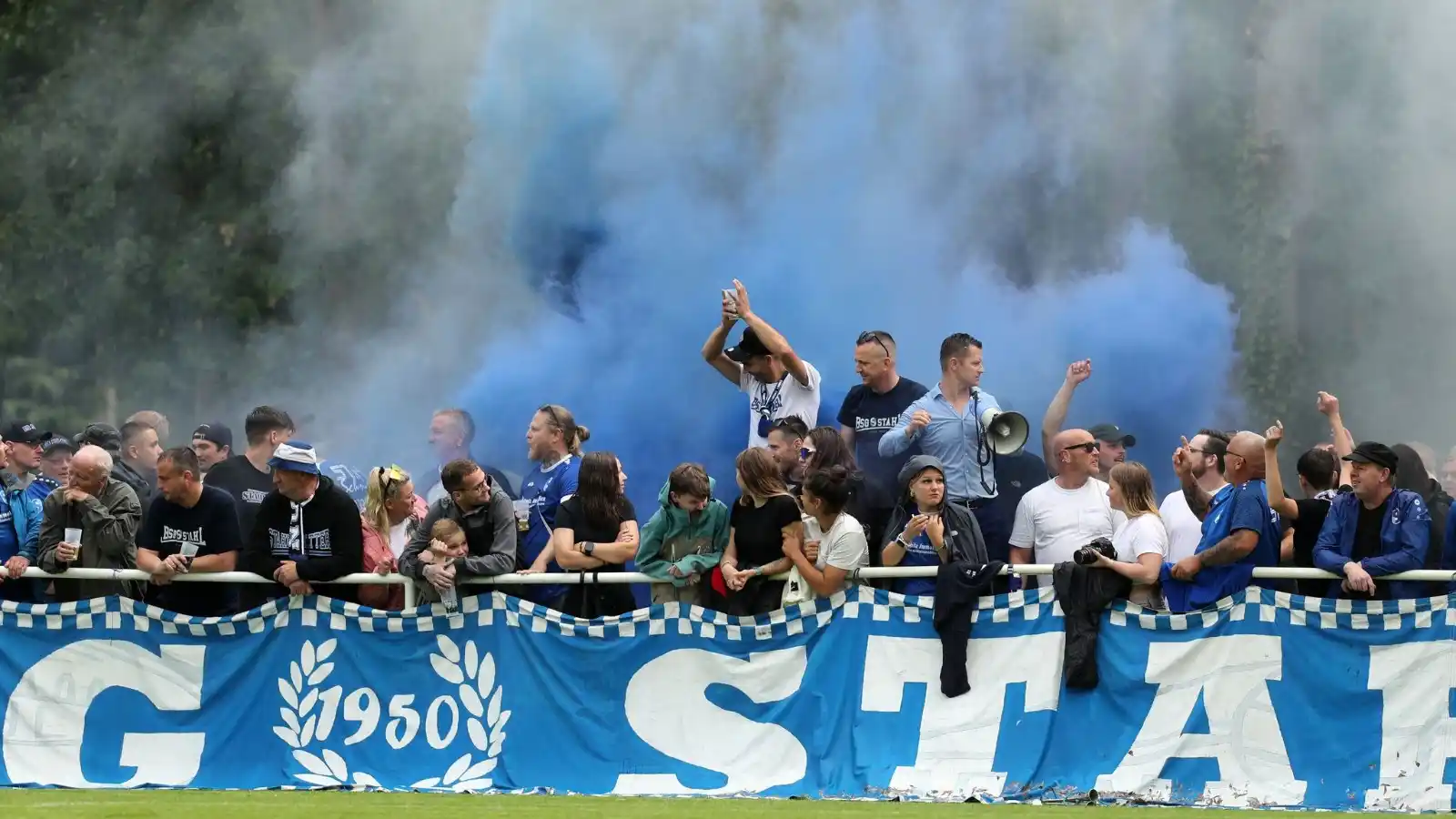Image from MOZ-Sport: ⚽ *Landesliga: Turbulentes Spitzenspiel in Buckow – Pyro, Polizei, ver...