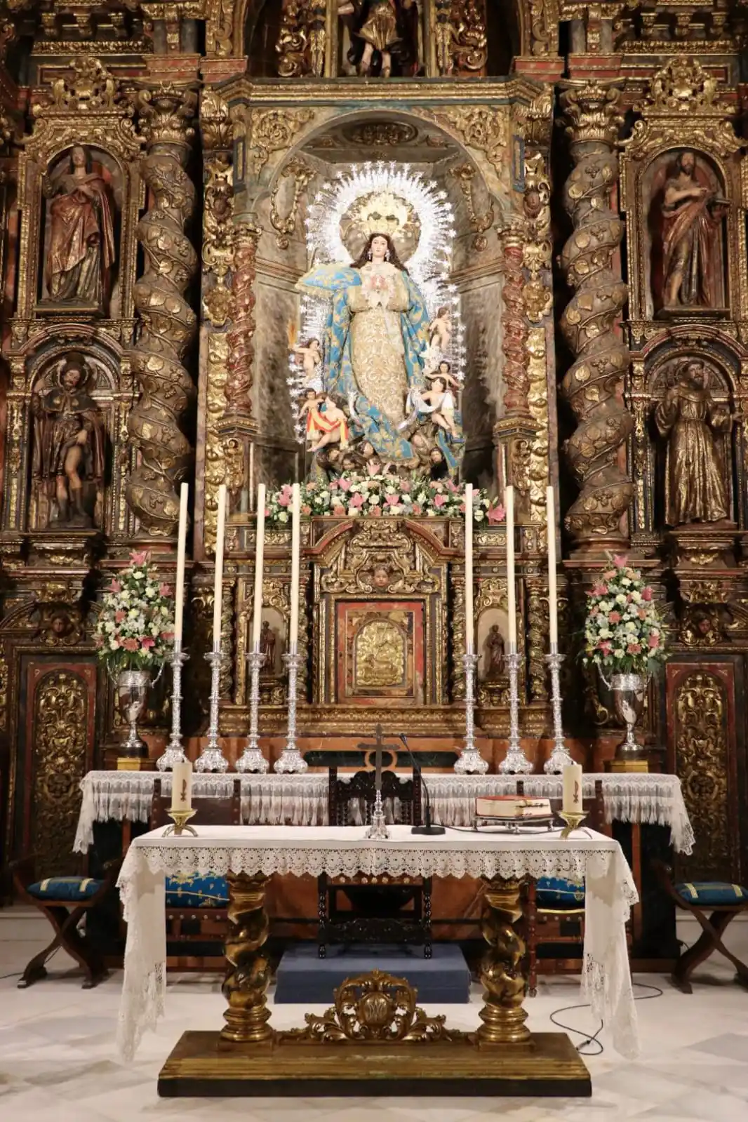 Image from Hermandad de la Calle Real: 🔵 MISA DE ACCIÓN DE GRACIAS   El Altar Mayor de la Parroquia amanece ...